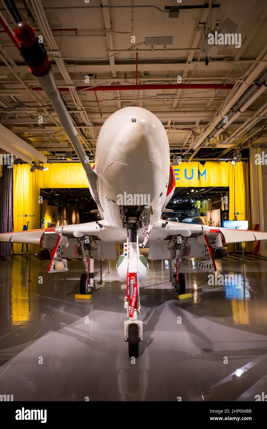 Vue frontale d'un Skyhawk de Douglas A-4 avec sonde de ravitaillement en saillie sur le pont hangar de l'USS Intrepid Sea, Air and Space Museum, New York, NY, États-Unis Banque D'Images