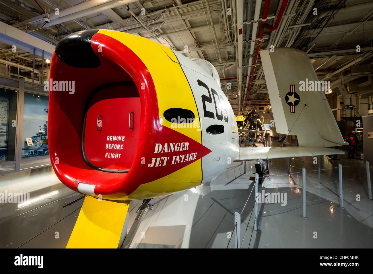 Entrée du moteur d'une FJ-3 nord-américaine avec des ailes pliées sur le pont hangar de l'USS Intrepid Sea, Air and Space Museum à New York, NY, États-Unis Banque D'Images