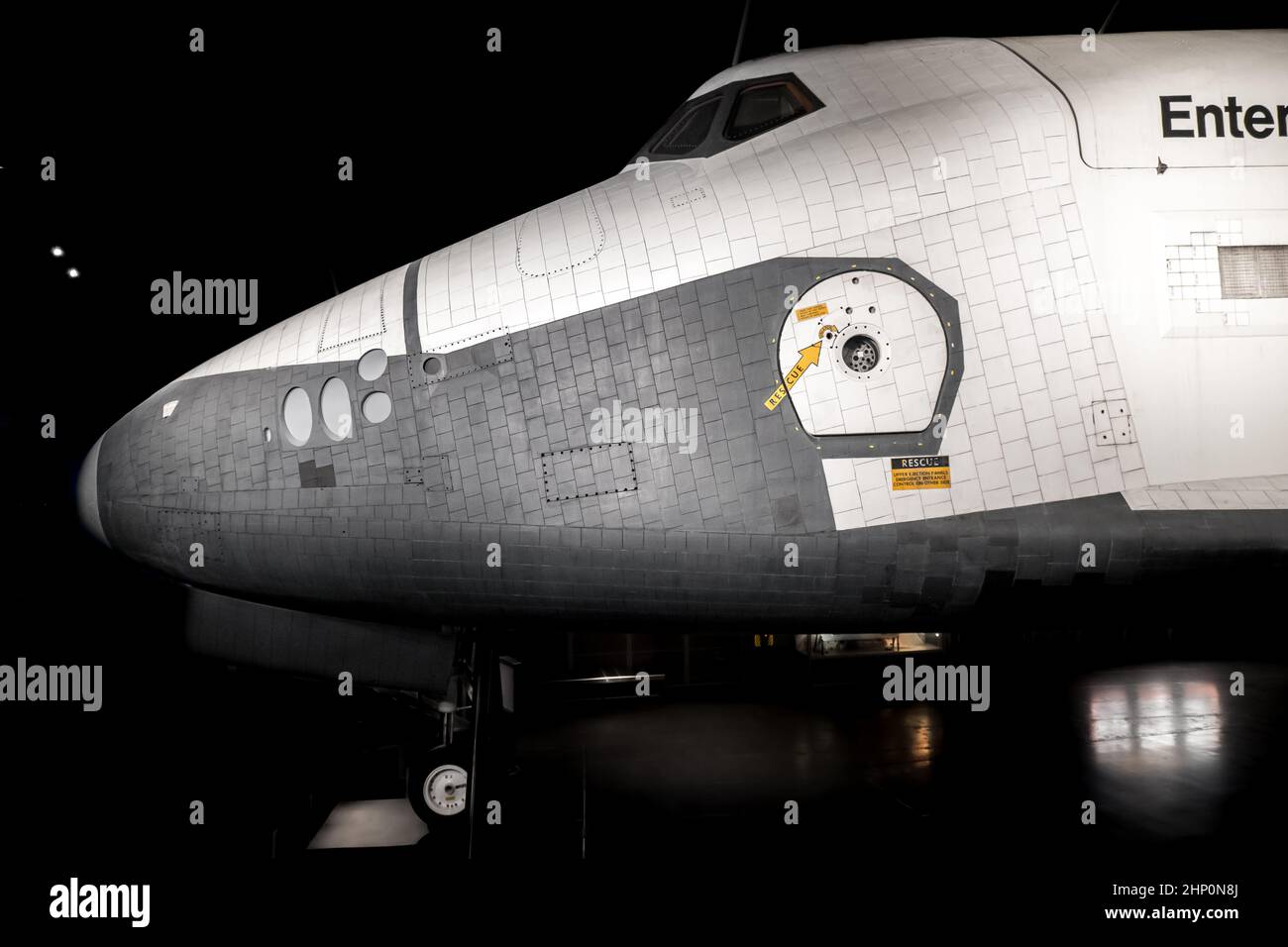 Vue latérale de la navette spatiale Enterprise au pavillon de la navette à bord du USS Intrepid Sea, Air and Space Museum à New York City, NY, États-Unis Banque D'Images