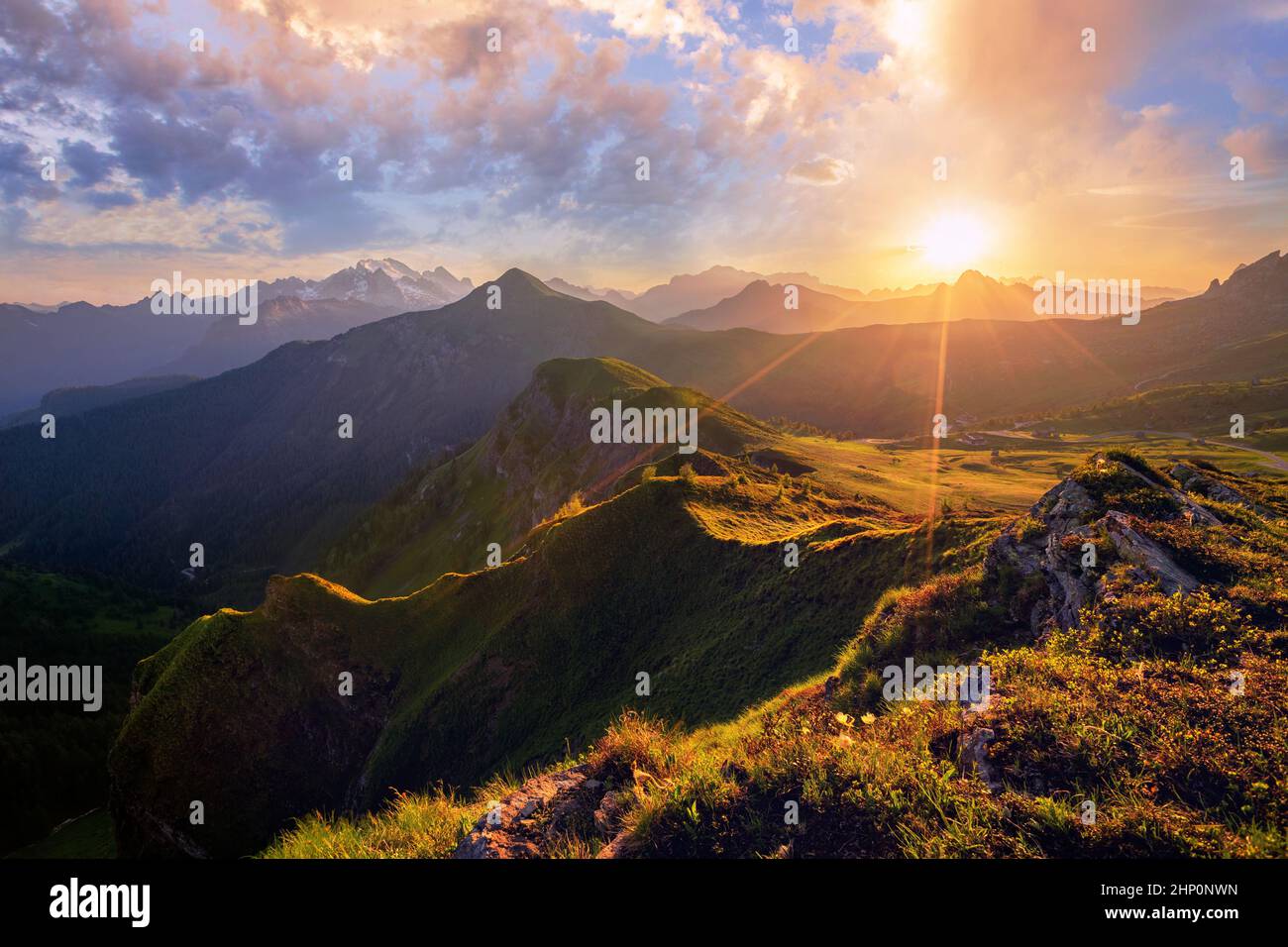 Vue sur le coucher du soleil en été sur Passo di Giau, Colle Santa Lucia, Dolomites, Italie Banque D'Images