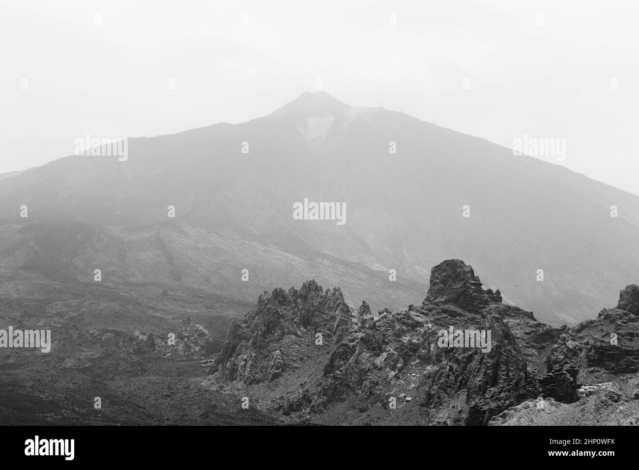 Les champs de lave de la caldera de Las Canadas et du volcan Teide en arrière-plan.Noir et blanc.Ténérife.Îles Canaries.Espagne. Banque D'Images Les champs de lave de la caldera de Las Canadas et du volcan Teide en arrière-plan.Noir et blanc.Ténérife.Îles Canaries.Espagne. Banque D'Images