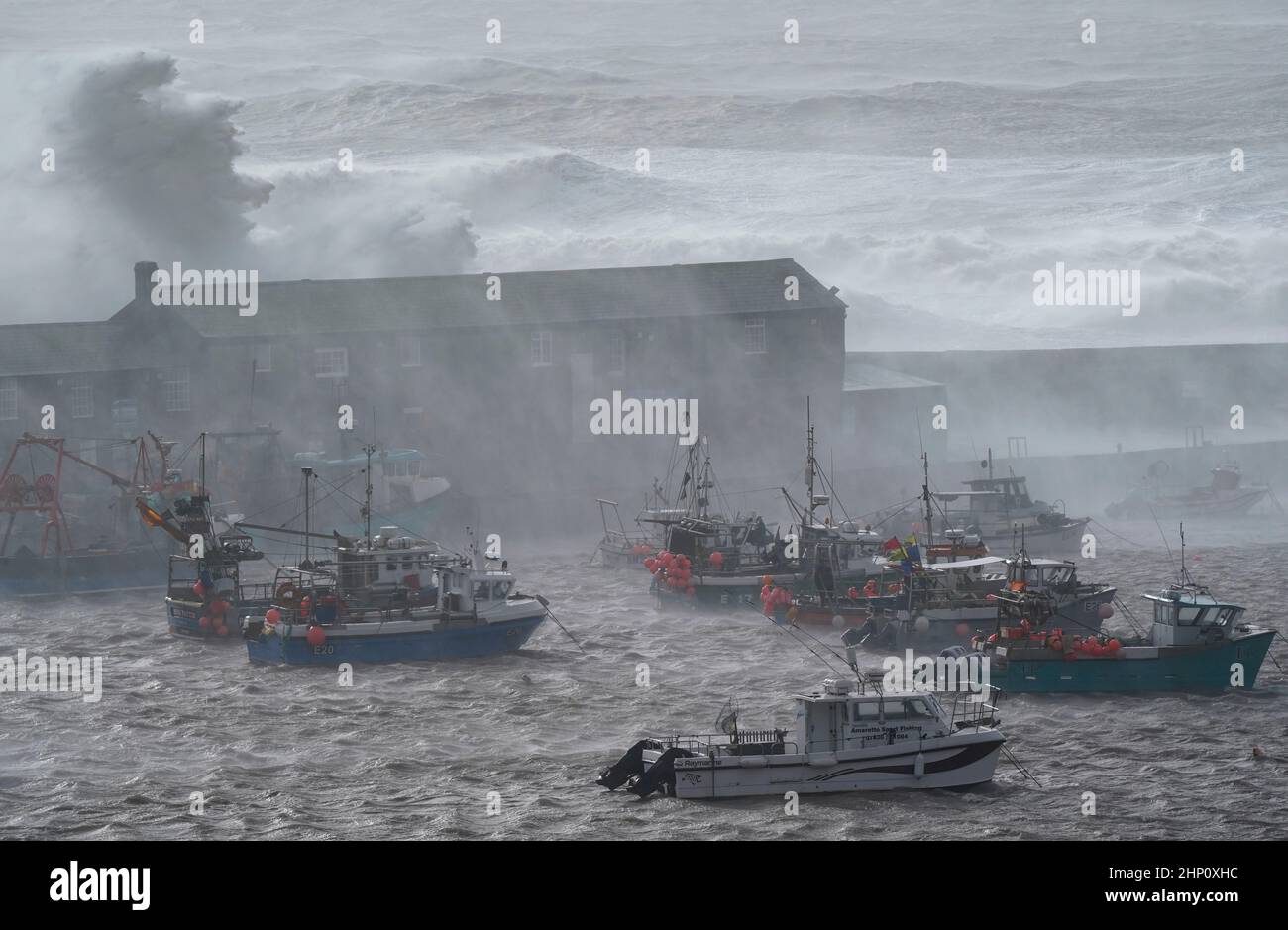 Vagues crash contre la Cobb dans Lyme Regis, Dorset ouest, comme la