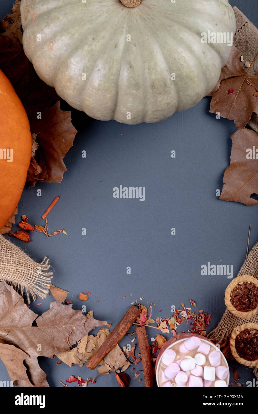 Composition de la décoration d'halloween avec citrouille et feuilles avec espace de copie sur fond gris Banque D'Images