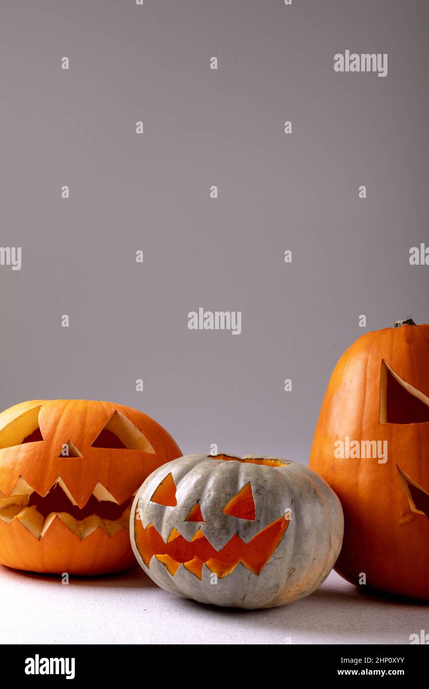 Composition des lanternes de halloween et de l'espace de copie sur fond gris Banque D'Images