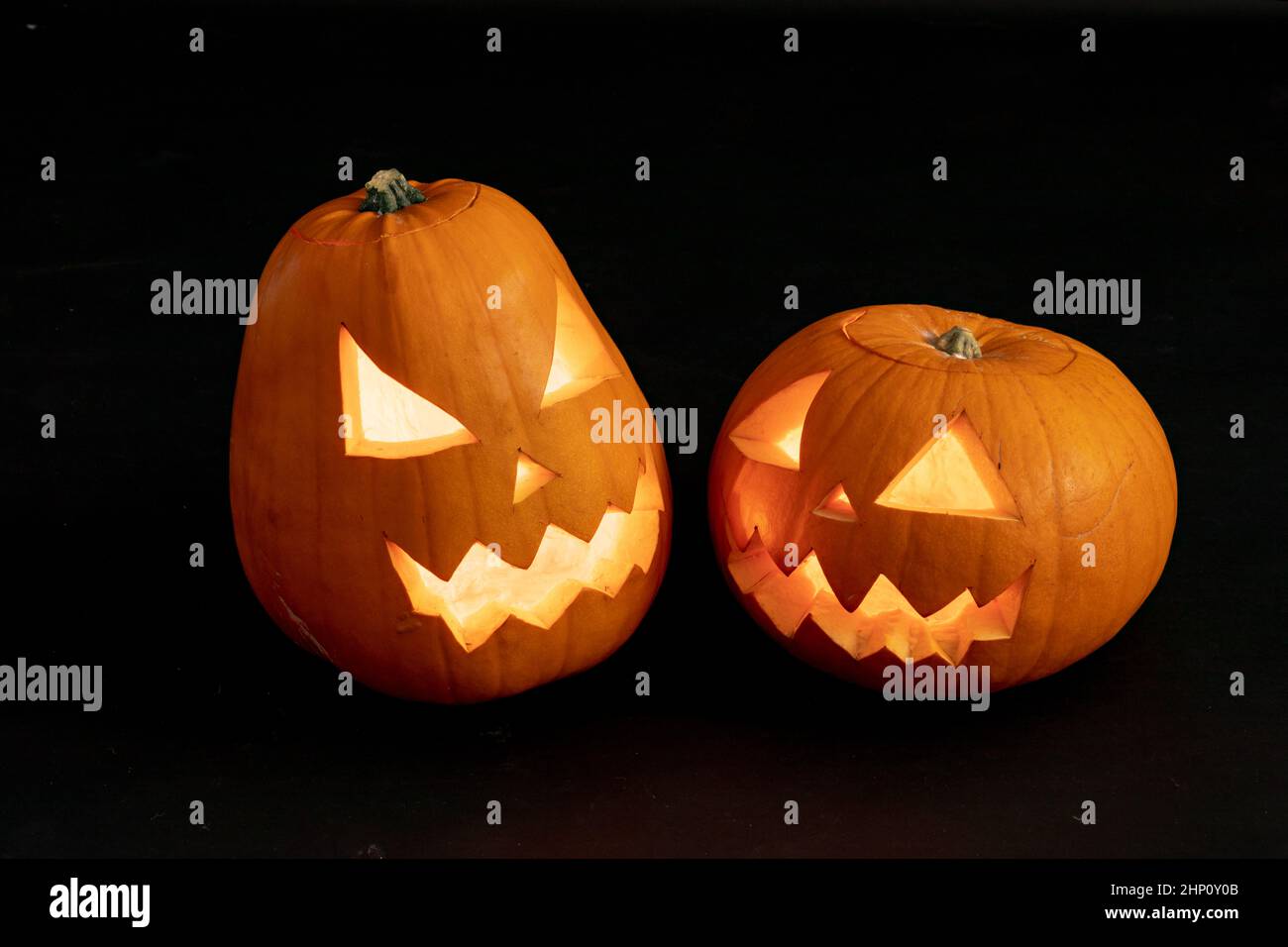 Composition des lanternes de halloween et de l'espace de copie sur fond noir Banque D'Images