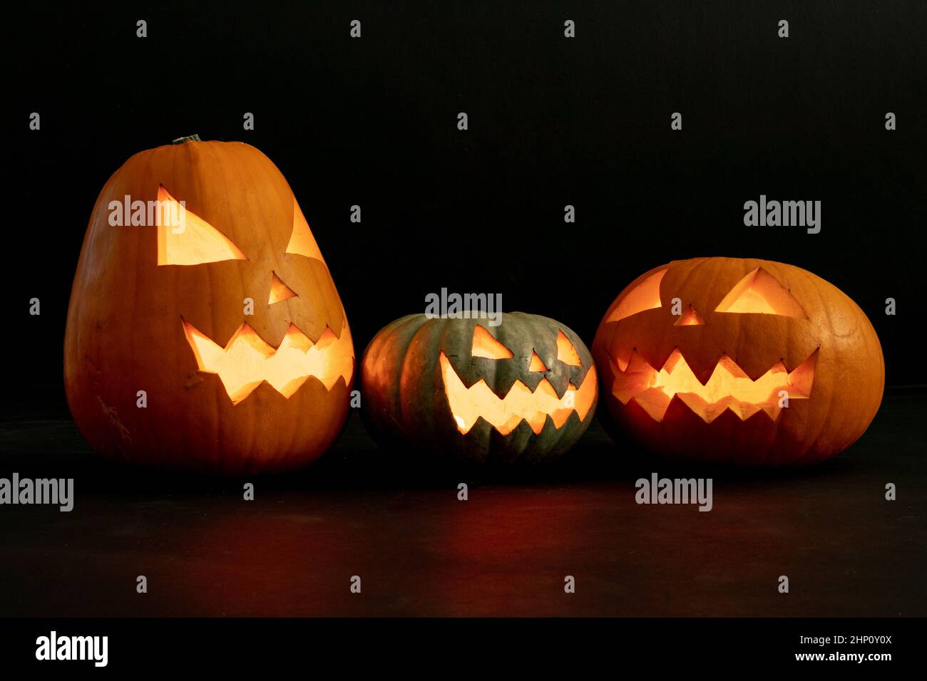 Composition des lanternes de halloween et de l'espace de copie sur fond noir Banque D'Images