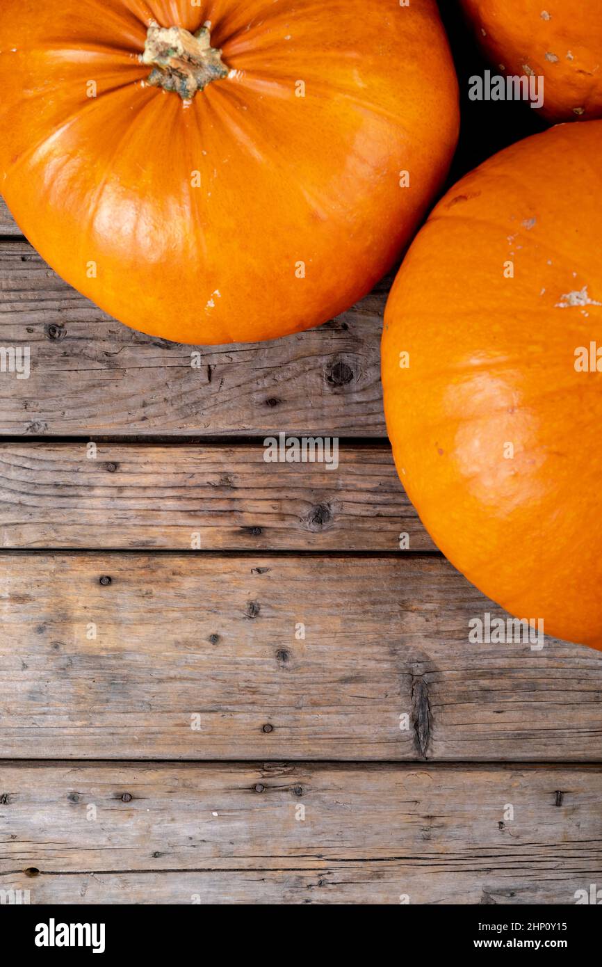 Composition de la décoration d'halloween avec citrouilles et espace de copie sur fond en bois Banque D'Images