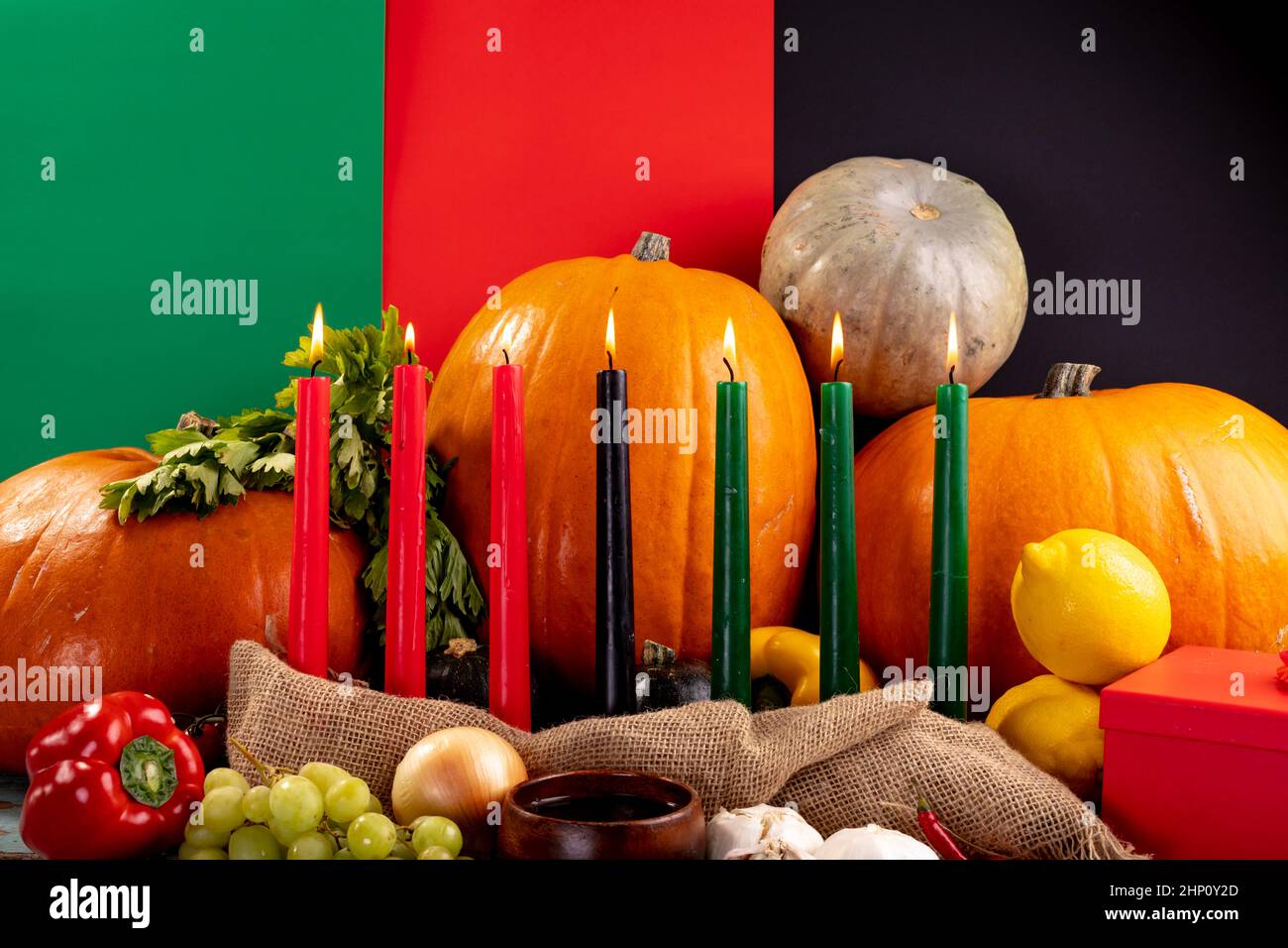 Composition de la décoration d'halloween avec bougies et citrouilles sur fond tricolore Banque D'Images