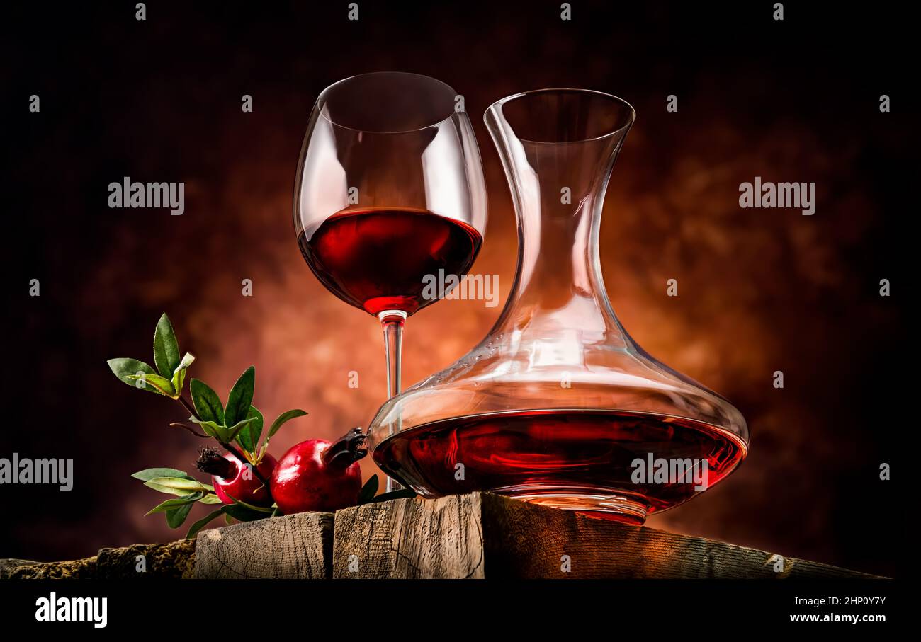 Vin grenade sur une table en bois dans un bol en verre Banque D'Images