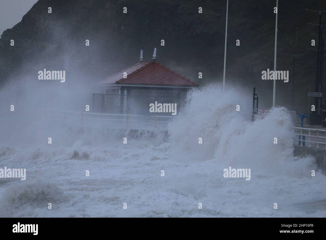 Aberystwyth, Royaume-Uni. 18th févr. 2022. Aberystwyth pays de Galles météo Royaume-Uni 18th février 2022 . Storm EUNICE souffle la côte ouest du pays de Galles . Avec un avertissement météo ambre en place vents violents et destructeurs allant jusqu'à 90 km/h en vagues géantes, il est très probable que les structures et les biens soient endommagés. Crédit : mike davies/Alamy Live News Banque D'Images