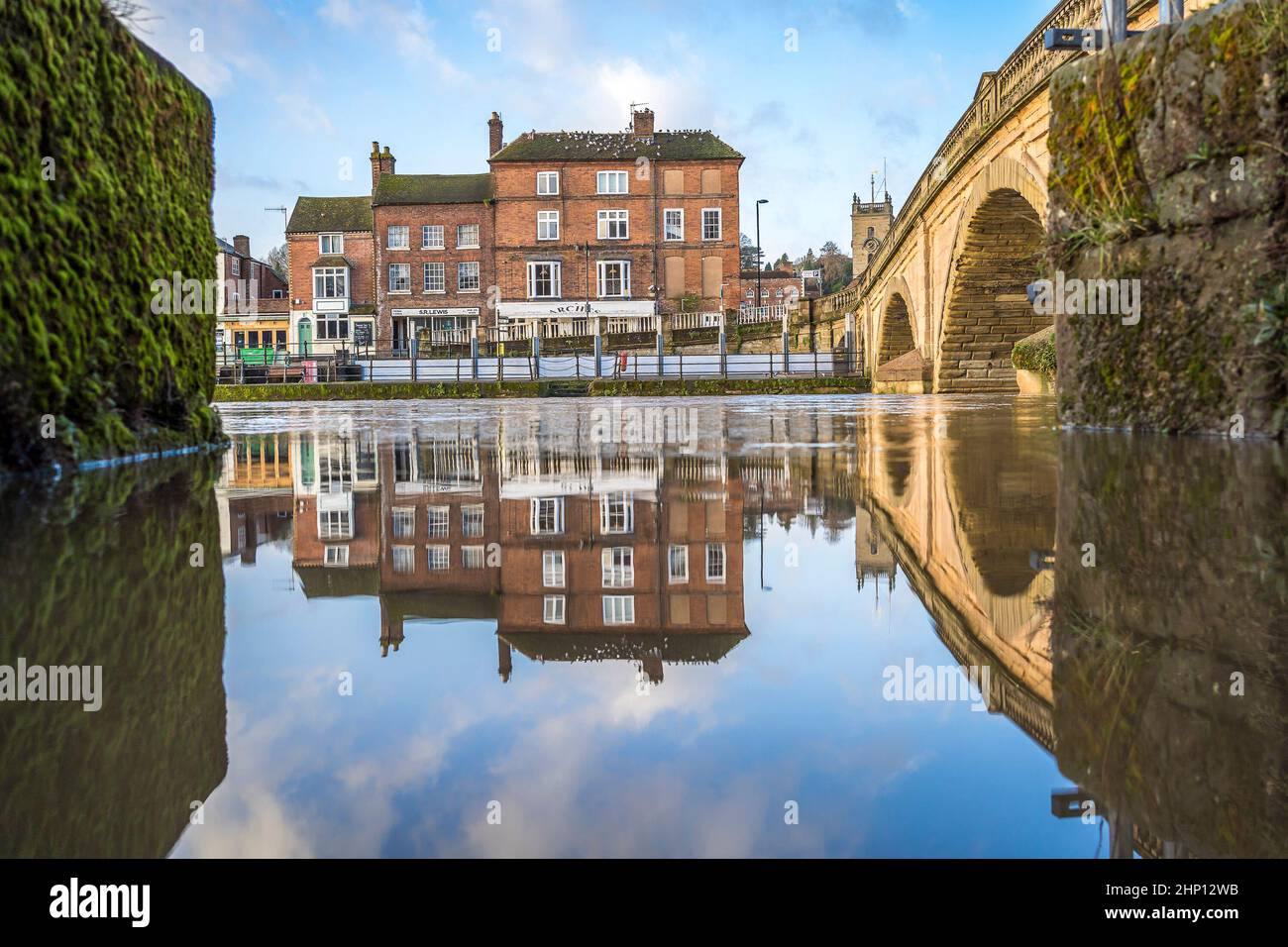 Bewdley, Royaume-Uni. 18th février 2022. Météo au Royaume-Uni : tout est clair et calme dans les premières heures de Bewdley, mais avec Storm Eunice sur la façon dont les barrières d'inondation ont été partiellement installées prêt pour le volume d'eau supplémentaire attendu avec la tempête. Crédit : Lee Hudson/Alay Live News Banque D'Images