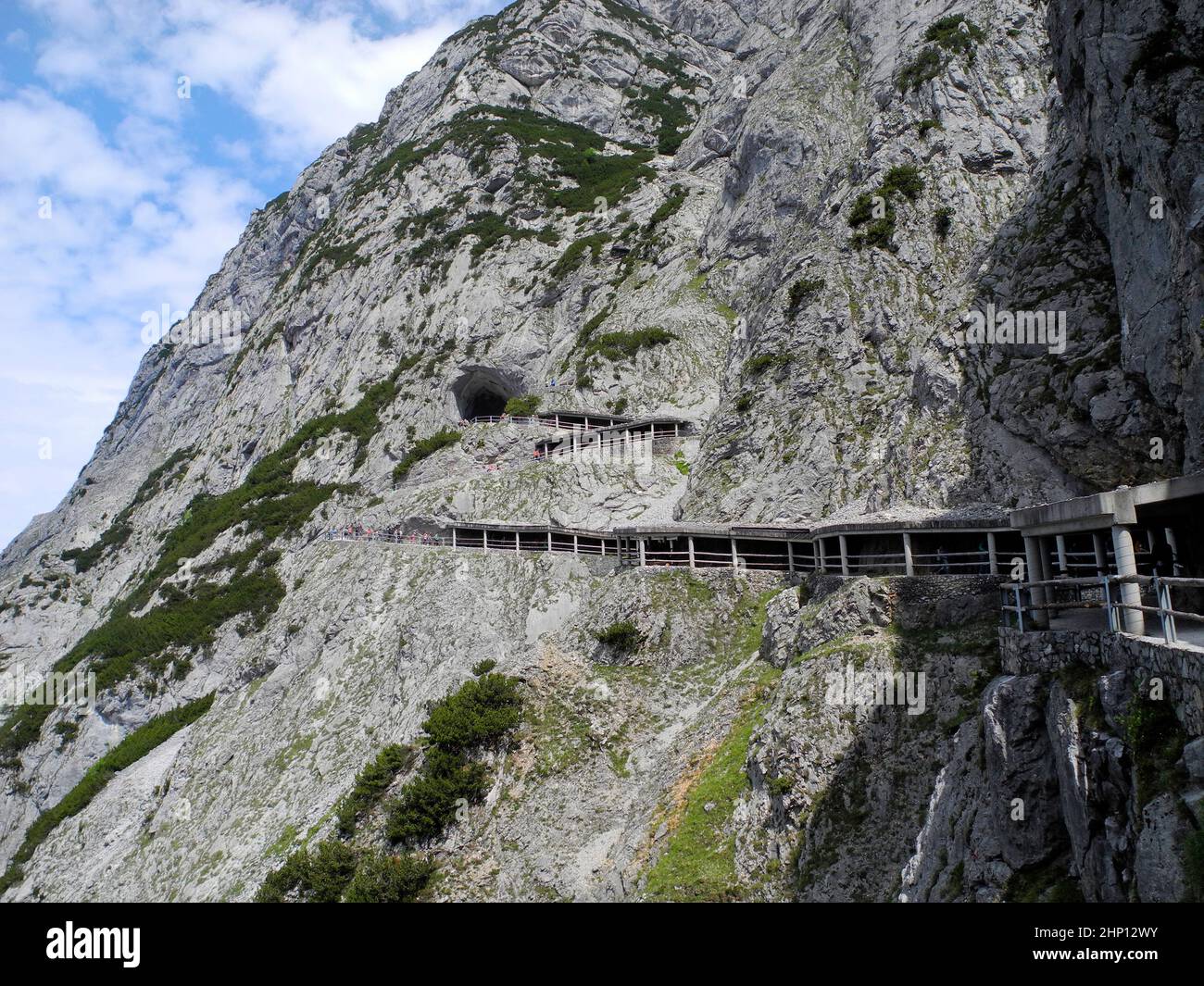 Autriche, des personnes non identifiées sur le chemin - Eisriesenwelt - la plus grande grotte de glace du monde Banque D'Images