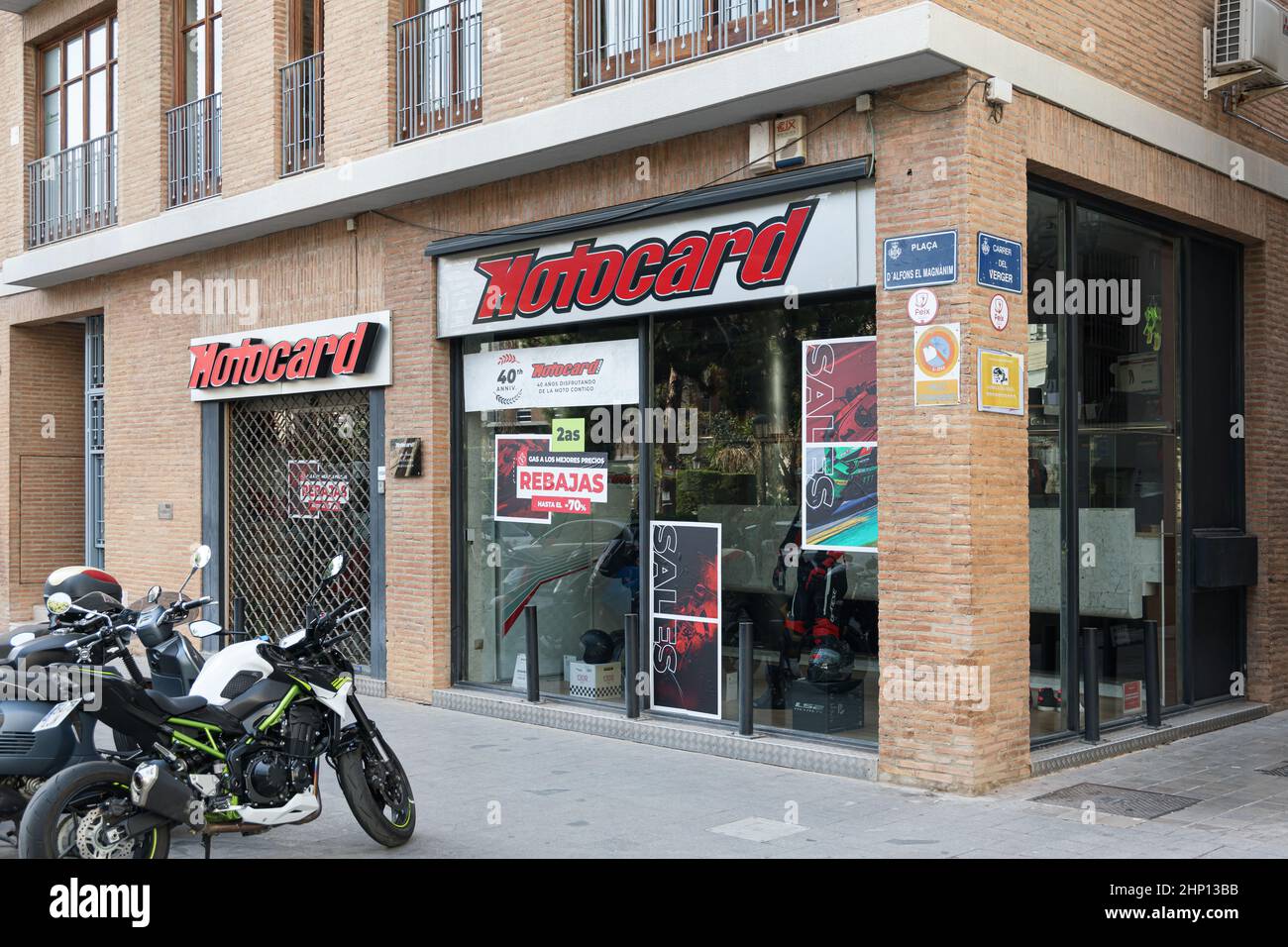 VALENCE, ESPAGNE - 15 FÉVRIER 2022 : Motocard est un magasin d'accessoires  et d'équipements pour motos Photo Stock - Alamy