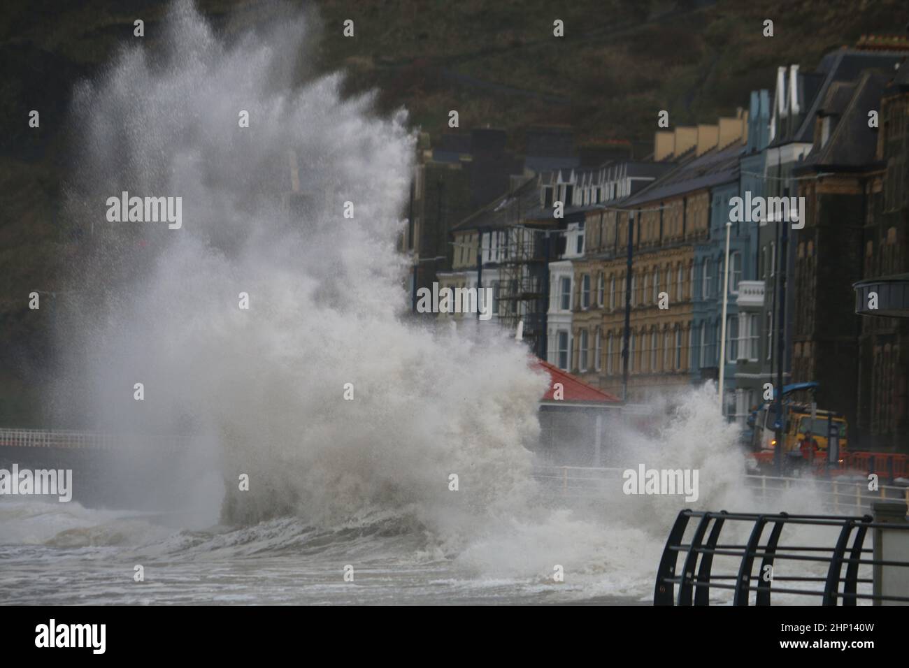 Aberystwyth, Royaume-Uni. 18th févr. 2022. Aberystwyth pays de Galles météo Royaume-Uni 18th février 2022 . Storm EUNICE souffle la côte ouest du pays de Galles . Avec un avertissement météo ambre en place vents violents et destructeurs allant jusqu'à 90 km/h en vagues géantes, il est très probable que les structures et les biens soient endommagés. Crédit : mike davies/Alamy Live News Banque D'Images