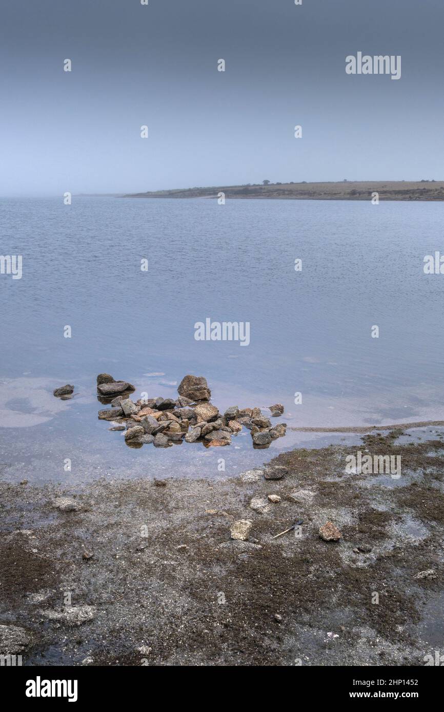 Temps humide brumeux au-dessus de l'estran sauvage sombre du lac Colliford sur Bodmin Moor, dans les Cornouailles. Banque D'Images