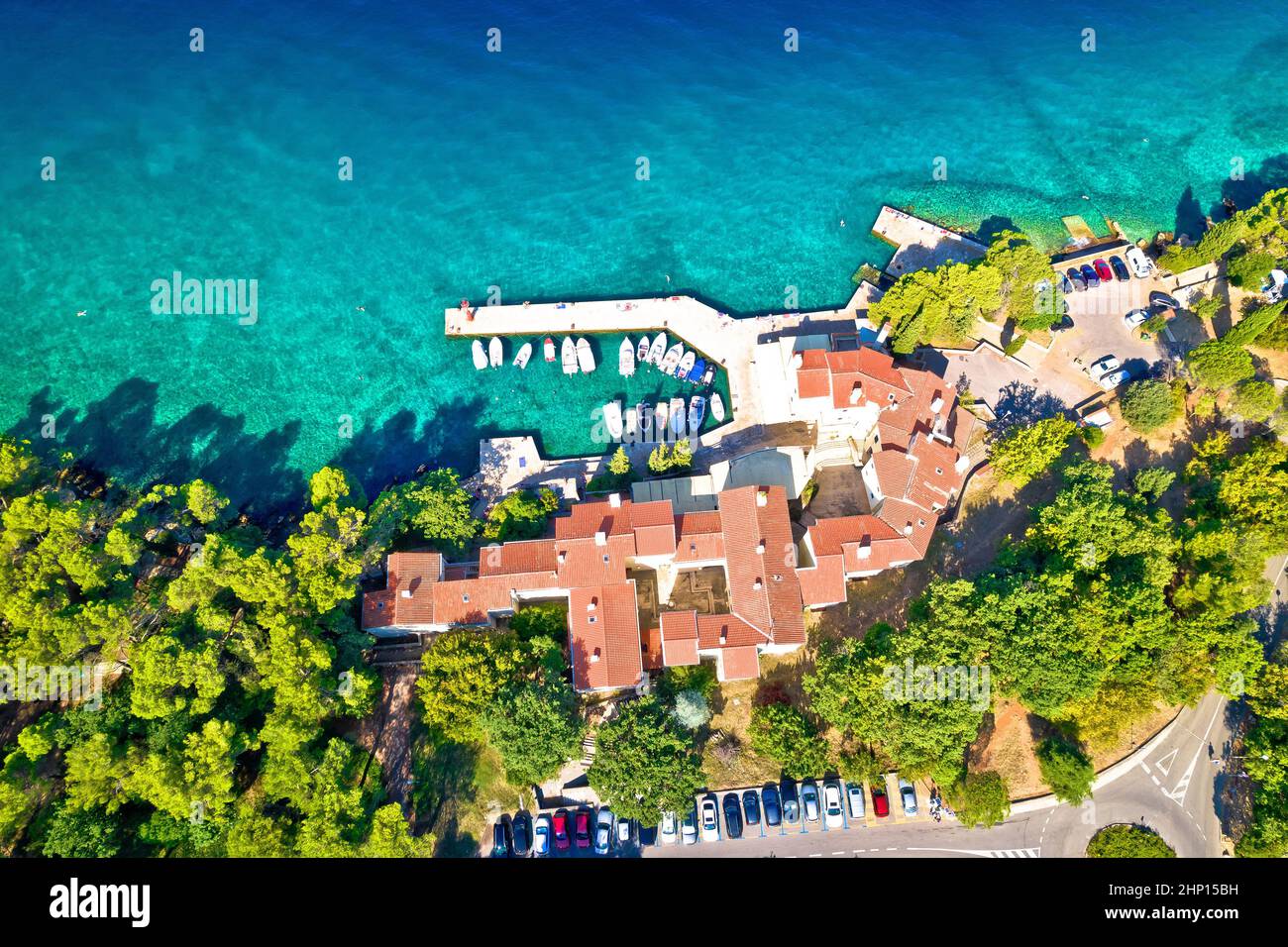 Malinska plage turquoise et village de pêcheurs vue aérienne, île de Krk, Croatie Banque D'Images