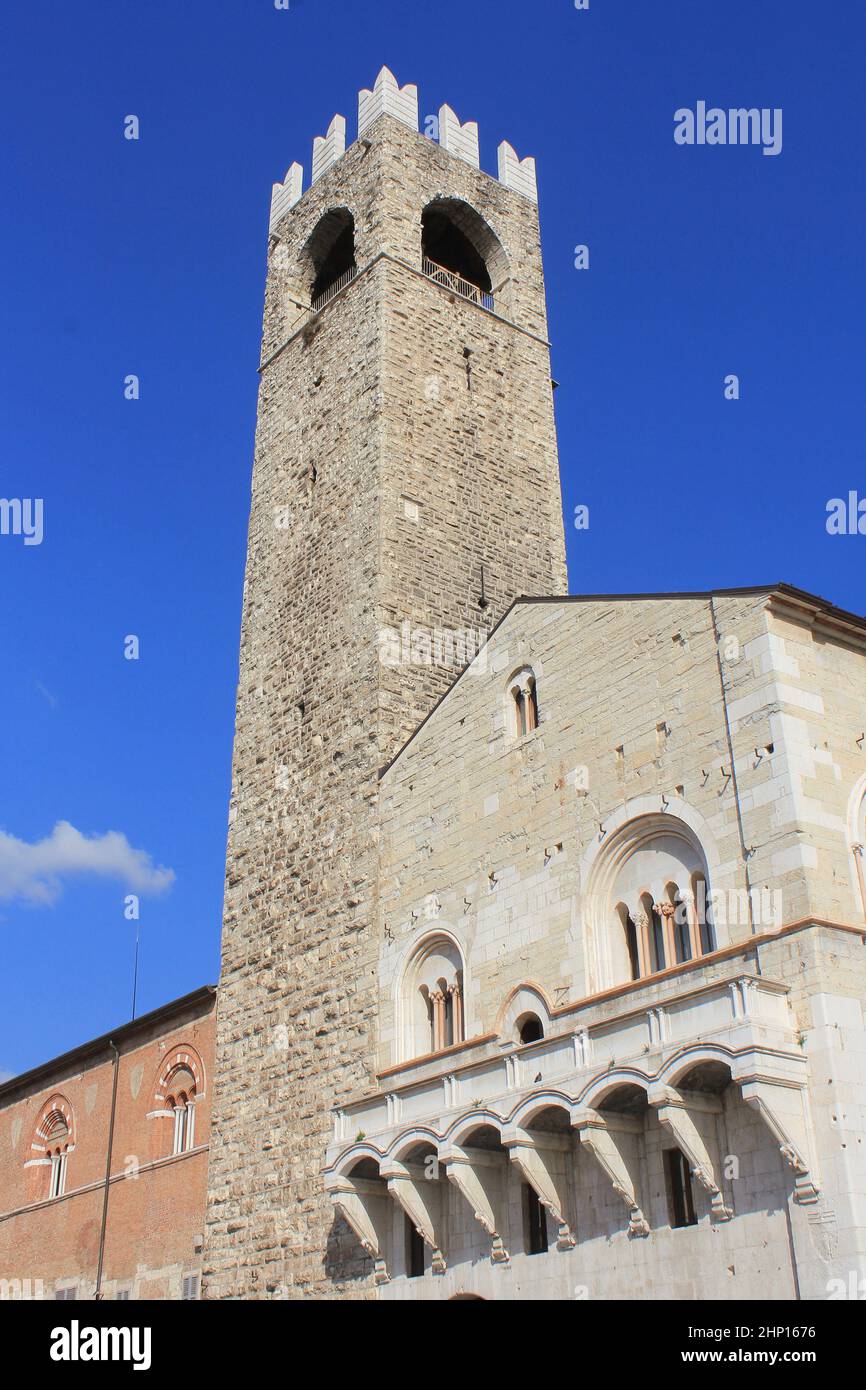 Façades de la vieille mairie de Broletto, tour Torre del pegol, maison médiévale Loggia delle Grida sur la place Piazza Paolo VI à Brescia, Lombardie, Italie Banque D'Images