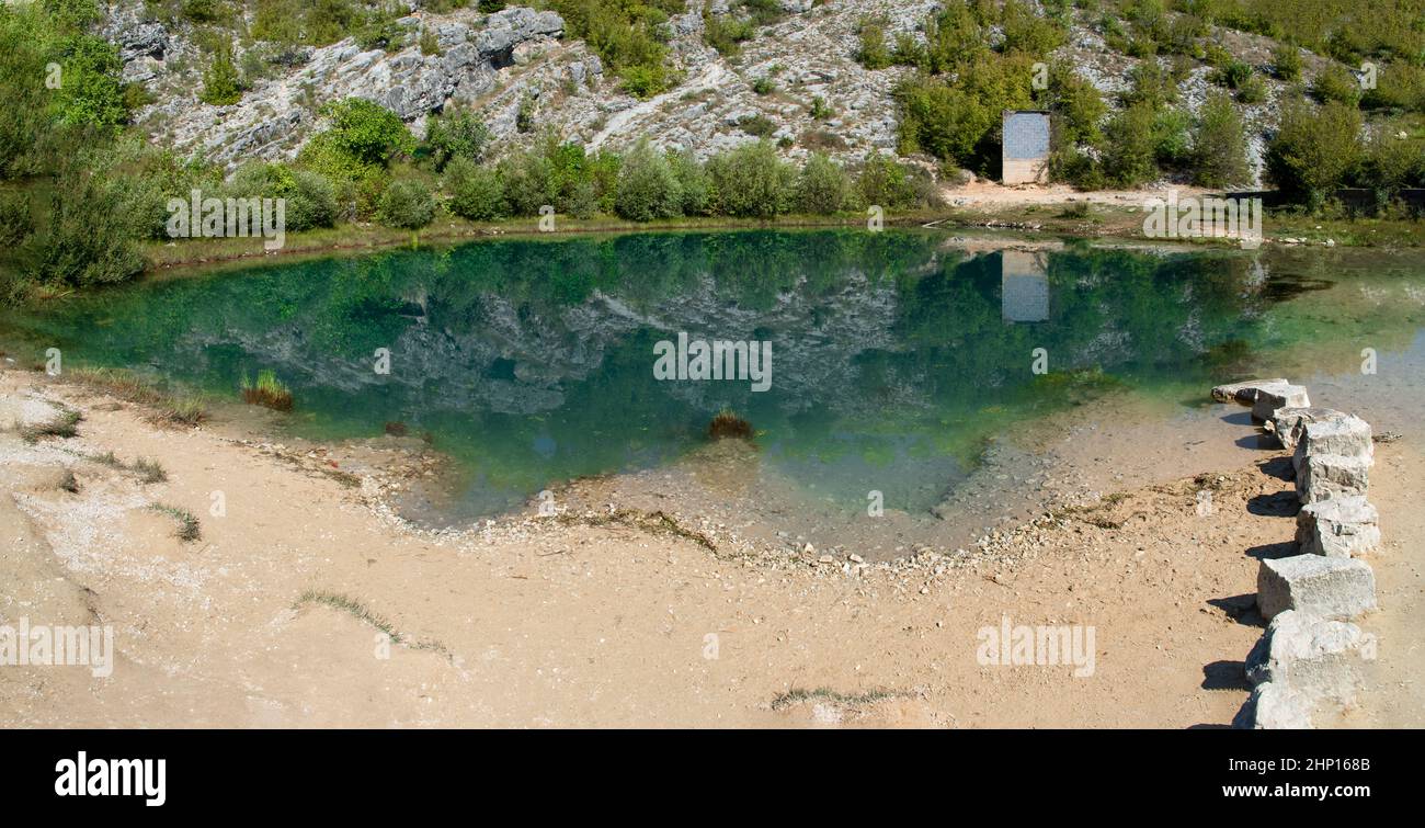 Source de la rivière Cetina près des contreforts de la montagne Dinara en Croatie Banque D'Images