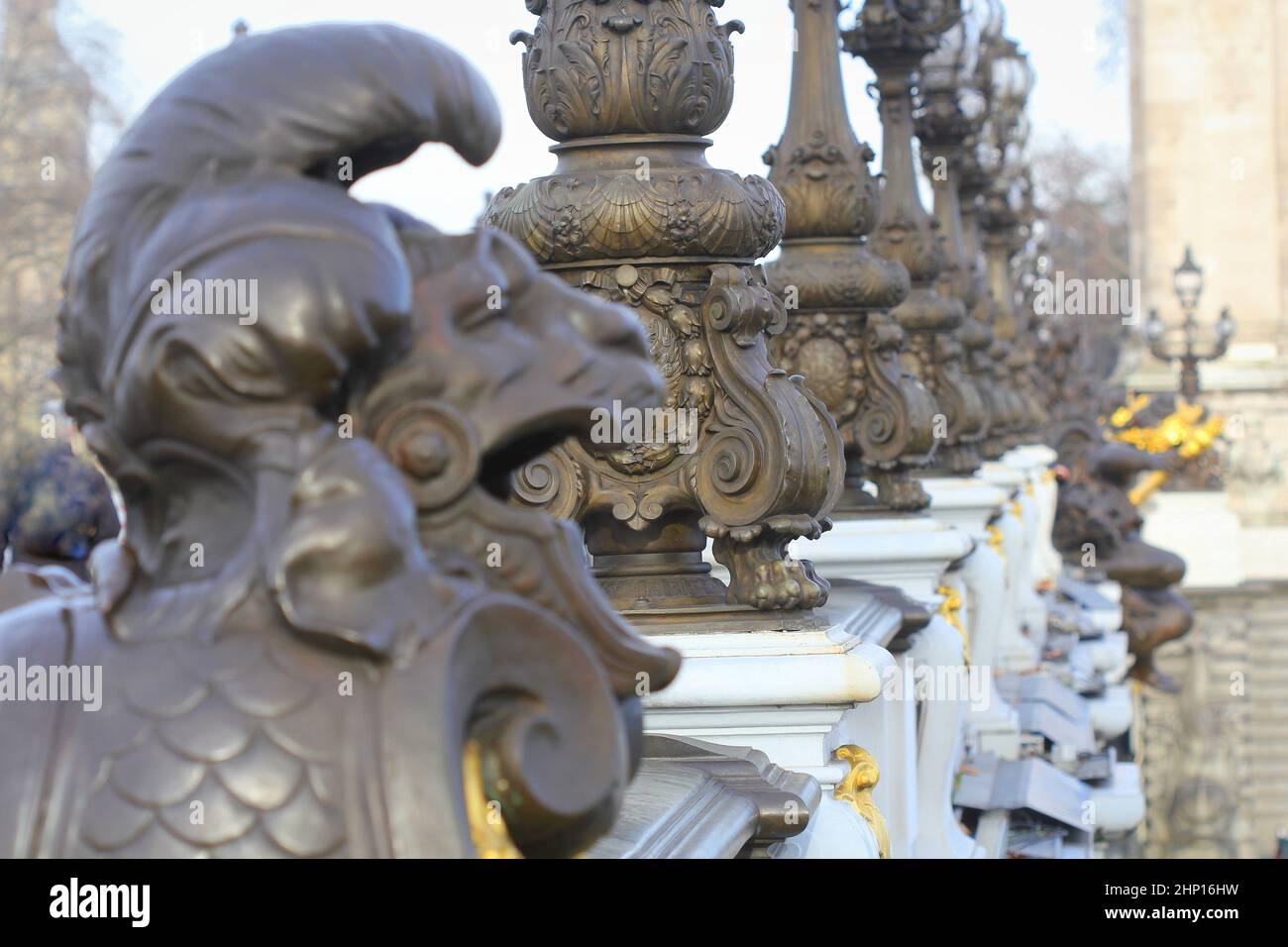 Fragments d'architecture Art Nouveau, d'une exubérante à lampes célèbre Paris Pont Alexandre III (le Pont Alexandre III, 1900). Paris, France. Banque D'Images