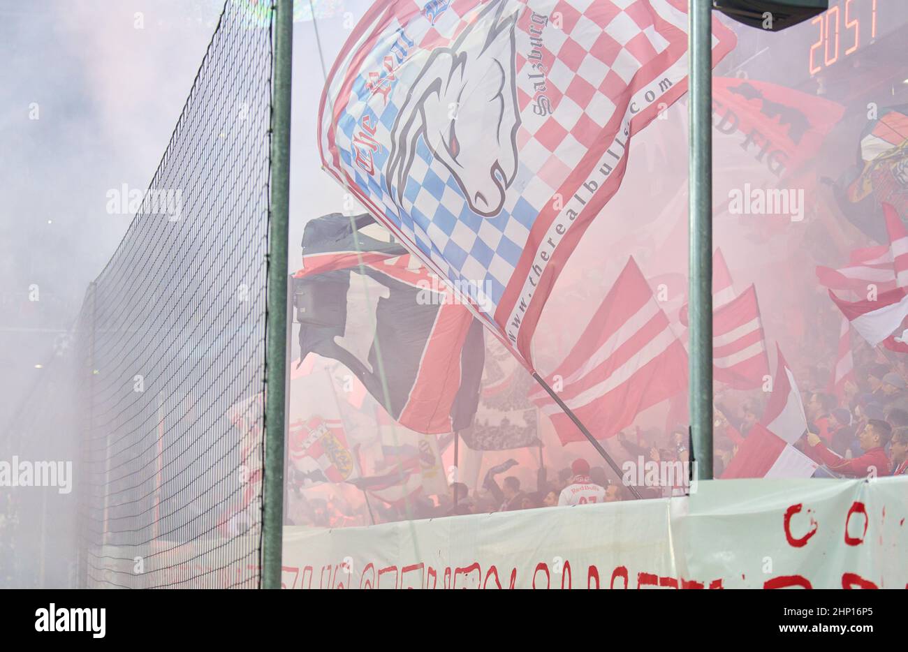 Fans avec bengalos dans le match FC Red Bull SALZBOURG - FC BAYERN MUENCHEN de football UEFA Champions League, ronde de 16 dans la saison 2021/2022 à Salzbourg, le 16 février 20201. Achtelfinale, FCB, Red Bull, © Peter Schatz / Alamy Live News Banque D'Images