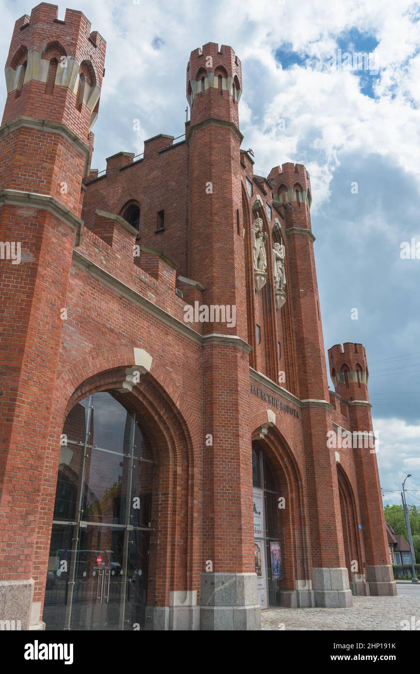 Kaliningrad, Russie - 18 mai 2021 : façade en brique rouge de la porte royale le jour sombre du printemps Banque D'Images