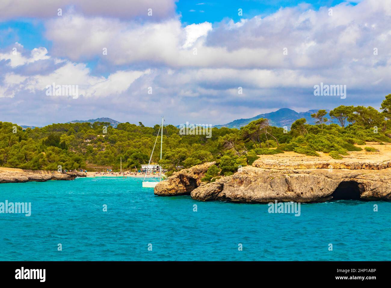 Plage turquoise et baie de Cala Samarador Amarador à Majorque Iles Baléares Espagne. Banque D'Images