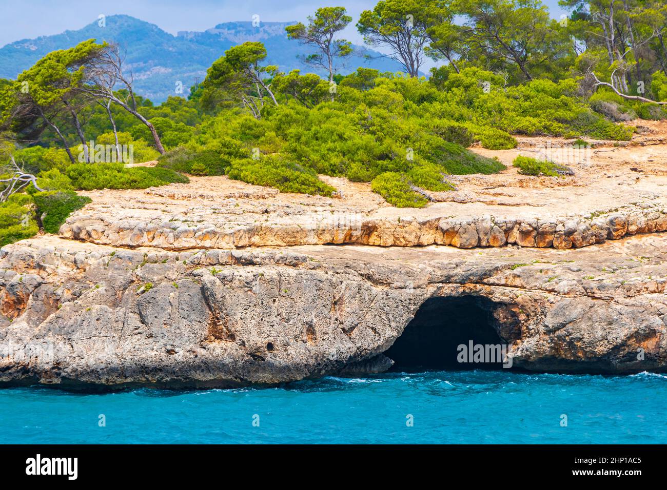 Plage turquoise et baie de Cala Samarador Amarador à Majorque Iles Baléares Espagne. Banque D'Images