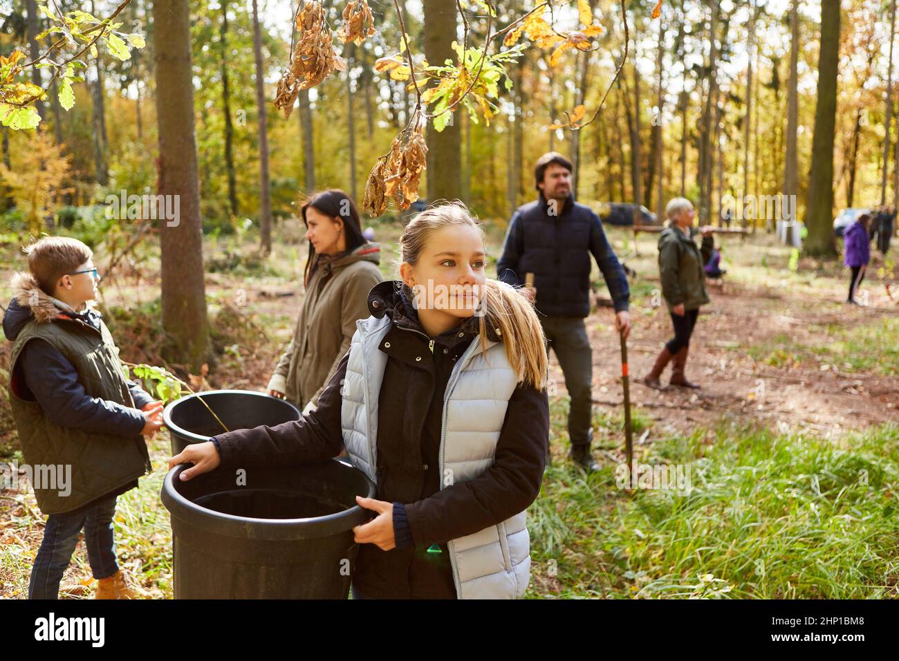 Les enfants avec des planteurs aident à un reboisement dans la forêt pour l'écologie et la protection du climat Banque D'Images