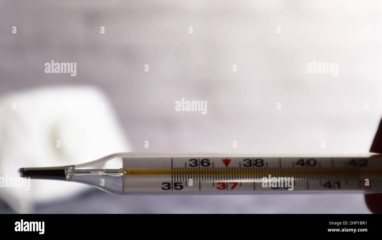 Masque médical et thermomètre pour la mesure de la température. Bandage