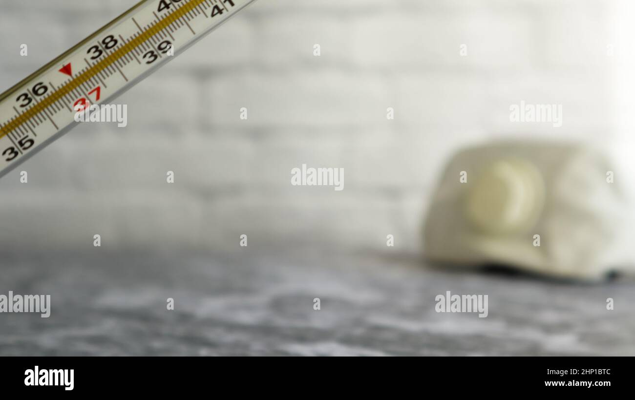 Masque médical et thermomètre pour la mesure de la température. Bandage