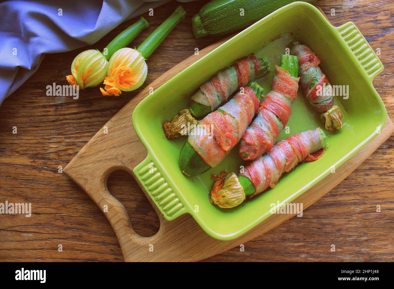 Des courgettes grillées enveloppées dans un bacon. Banque D'Images