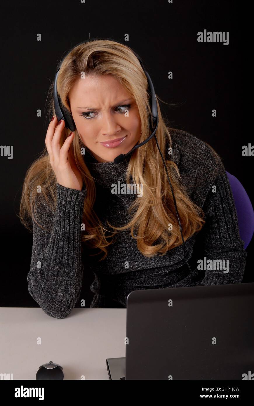 Jolie blonde business woman working at laptop computer Banque D'Images