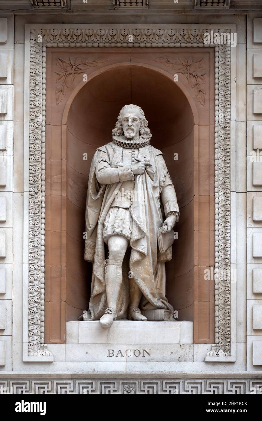 LONDRES, Royaume-Uni - 06 MAI 2019 : statue de Francis Bacon (par William Theed) sur la façade des jardins de Burlington de la Royal Academy Banque D'Images