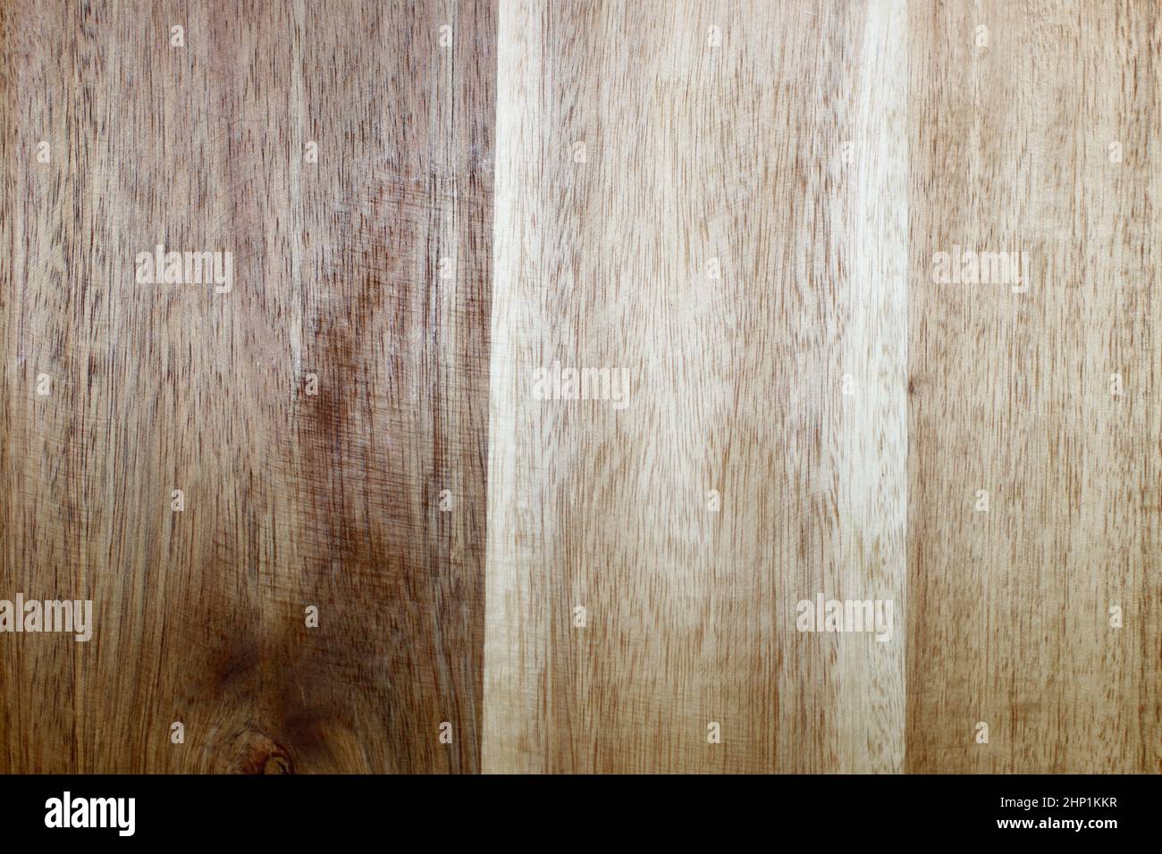 Arrière-plan des planches verticales en vinyle brun et beige à grain de bois simulé. La conception en similibois synthétique rabole brun et beige vertical Banque D'Images