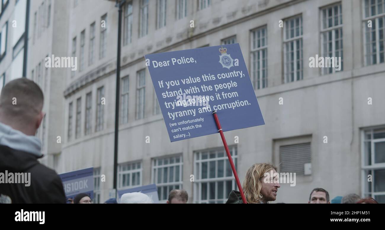 Londres, Royaume-Uni - 01 22 2022: Un manifestant portant un panneau à Portland place, «Dear police, si vous voulez ce pays tenez avec le peuple…». Banque D'Images