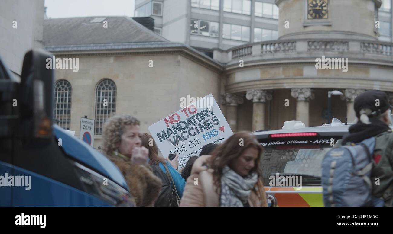 Londres, Royaume-Uni - 01 22 2022: Un manifestant porte un panneau à Portland place, «No to Mandatory Vaccines, Save Our NHS», pour le «World Wide Rally for Freedom». Banque D'Images Londres, Royaume-Uni - 01 22 2022: Un manifestant porte un panneau à Portland place, «No to Mandatory Vaccines, Save Our NHS», pour le «World Wide Rally for Freedom». Banque D'Images