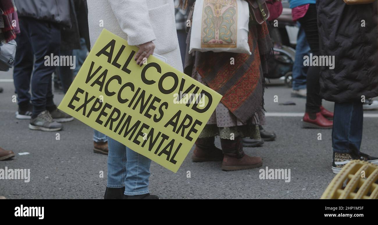 Londres, Royaume-Uni - 01 22 2022: Un manifestant portant un panneau, «tous les vaccins Covid sont expérimentaux», à Portland place de Regent Park, en soutien de NHS100K. Banque D'Images