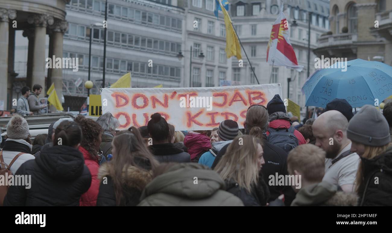 Londres, Royaume-Uni - 01 22 2022: Une bannière parmi une foule de manifestants, «Don’t Jab Our Kids», à Portland place pour soutenir NHS100K. Banque D'Images