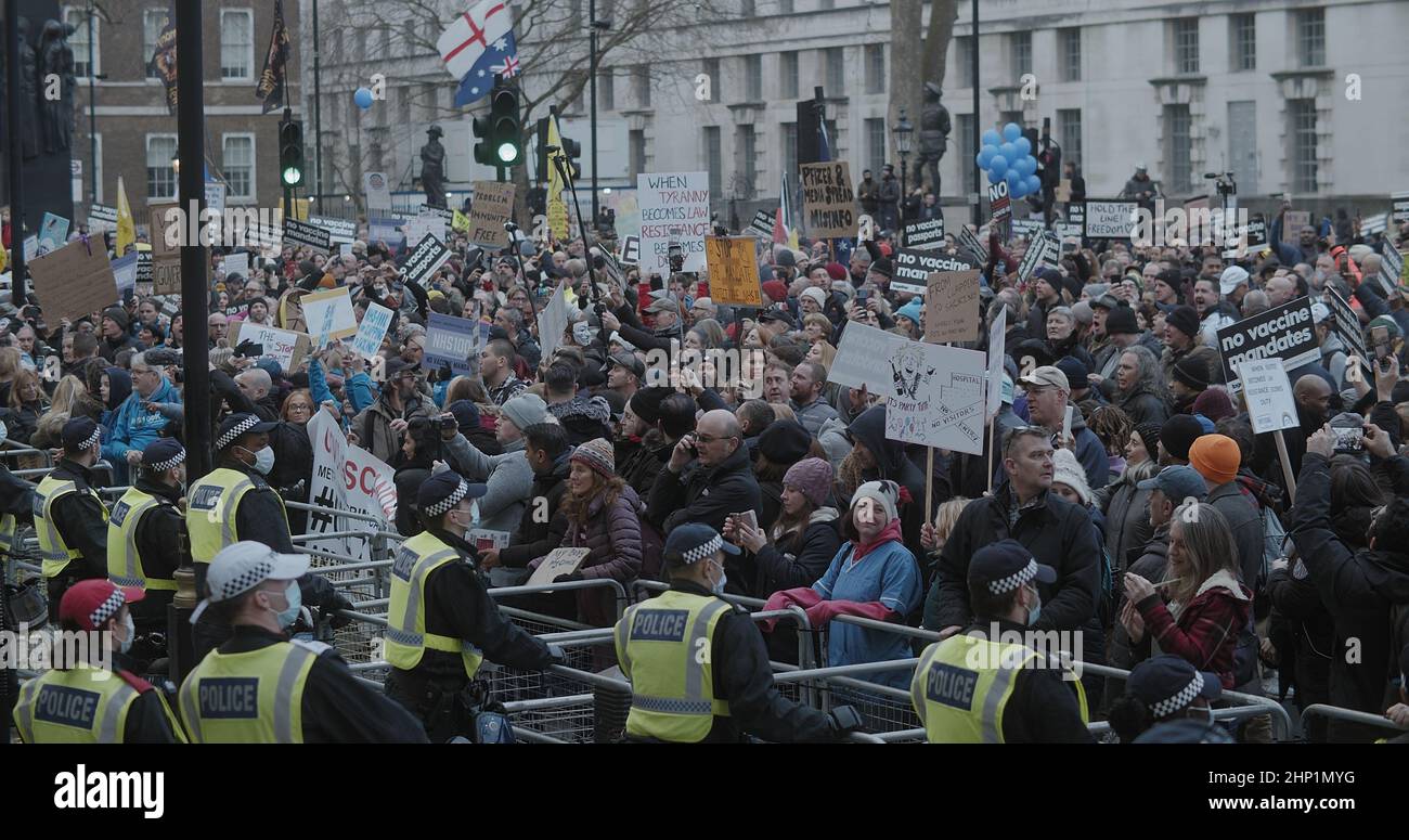 Londres, Royaume-Uni - 01 22 2022 : rassemblement de manifestants sur Whitehall sur la place du Parlement, « rassemblement mondial pour la liberté ». Banque D'Images