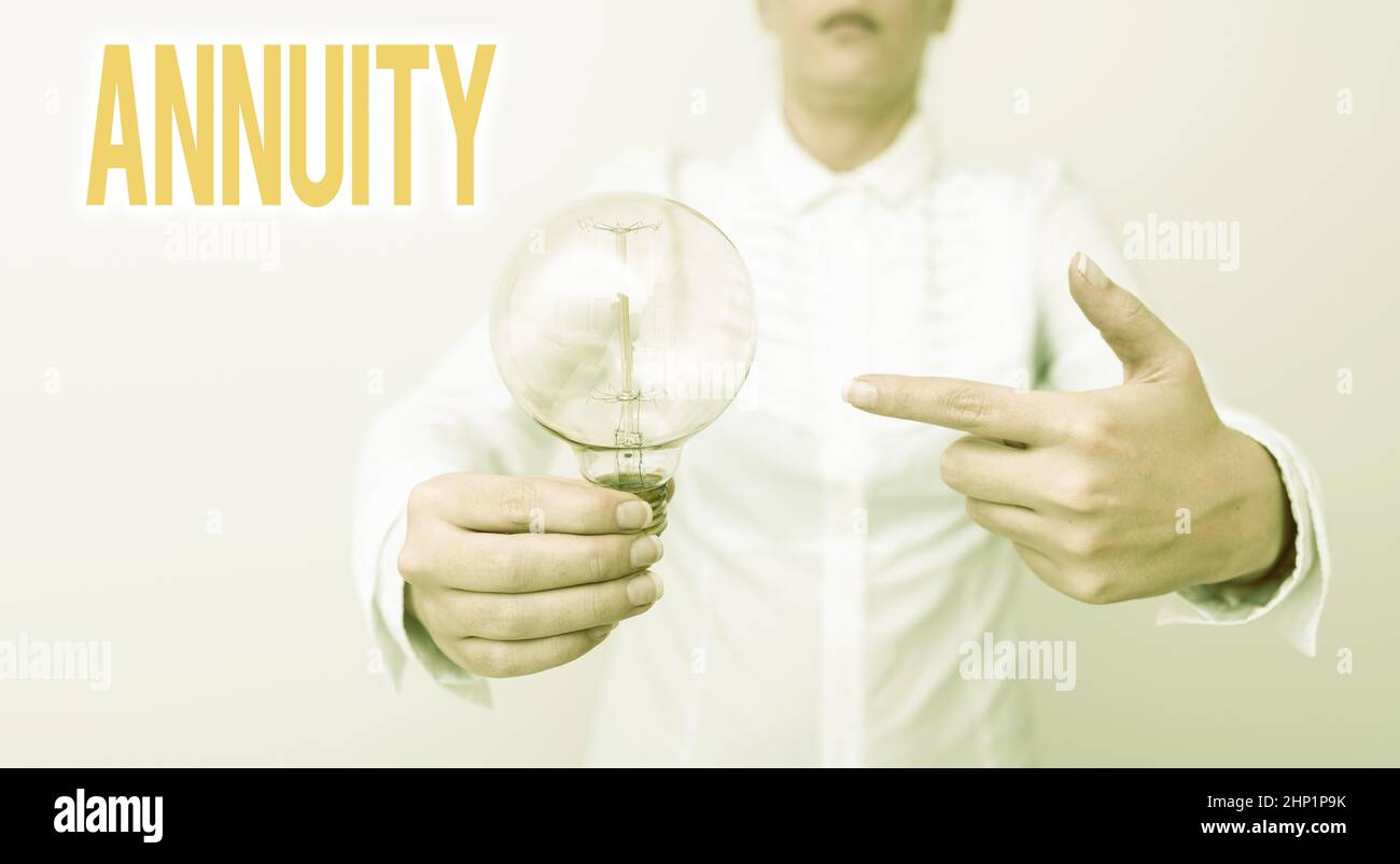 Écriture affichant le texte Annuity, concept signifiant somme fixe d'argent payé à quelqu'un chaque année série de paiements Lady en tenue lampe de pointage avec deux Banque D'Images