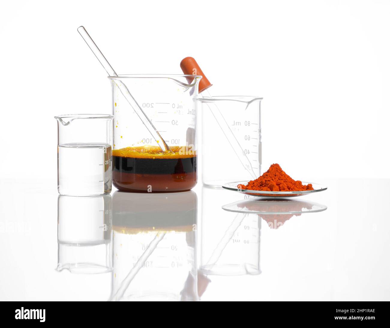 Oxyde de plomb (II,IV) dans le verre de surveillance chimique placer à côté du liquide transparent et du liquide de chlorure ferrique avec tige d'agitation dans le bécher.Produit chimique de gros plan Banque D'Images