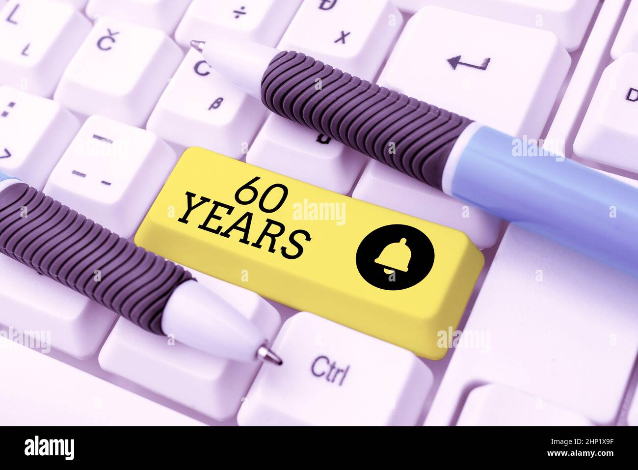 Légende conceptuelle 60 ans, photo conceptuelle c'est le début d'une ère dorée commémorant une journée spéciale de dactylographie des protocoles de réseau en ligne, création ne Banque D'Images