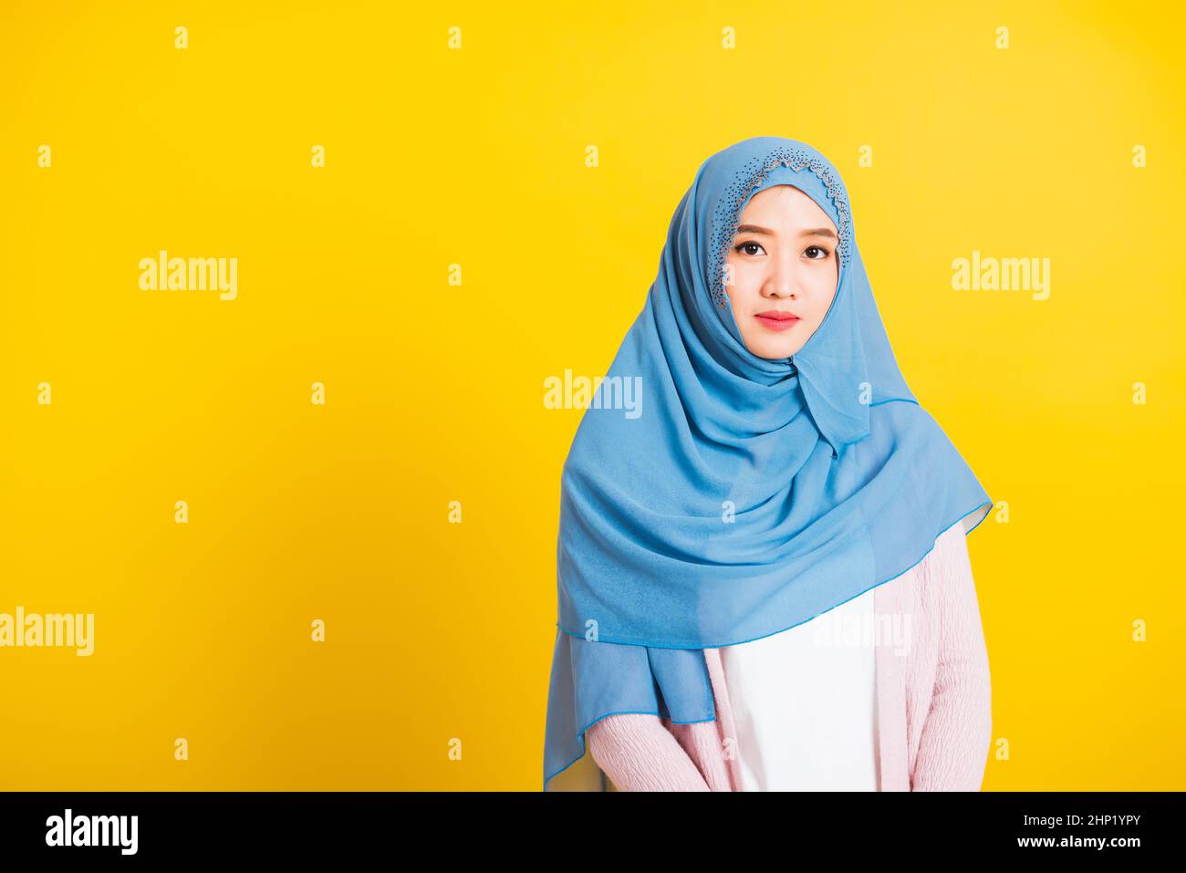 Arabe musulman asiatique, Portrait de la jeune femme heureuse belle religieuse porter voile hijab sourire studio tourné isolé, fond jaune avec espace de copie, Banque D'Images