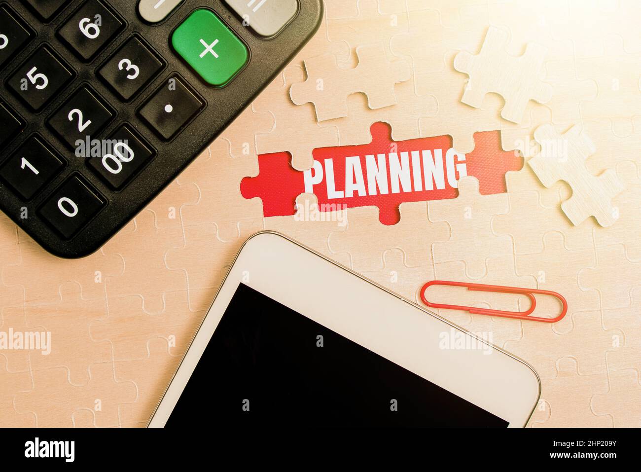 Légende conceptuelle planification, concept d'entreprise processus de réflexion sur les activités requises pour atteindre un objectif construire une scie sauteuse blanche non finie Banque D'Images