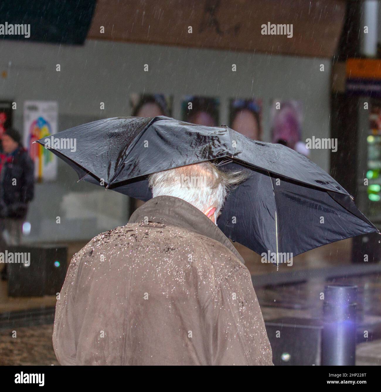 Preston, Lancashire. Météo Royaume-Uni. 18 févr. 2022. Humide et venteux à Preston. Credit:MediaWorldImages/Alamy Live News Banque D'Images