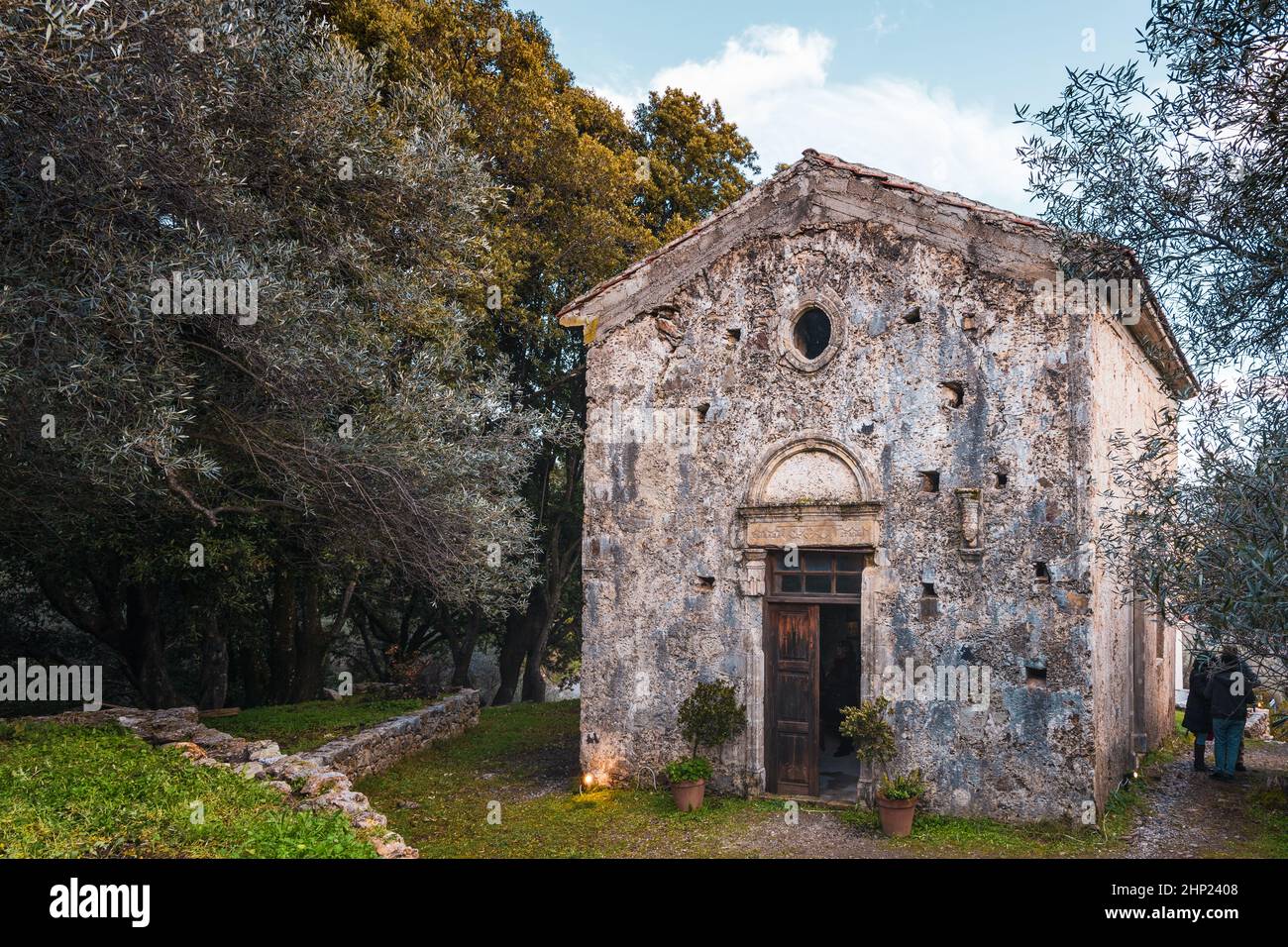 Ancienne église historique dans le village de Vlatos - salle de concert - île de Crète, Chania, Grèce Banque D'Images