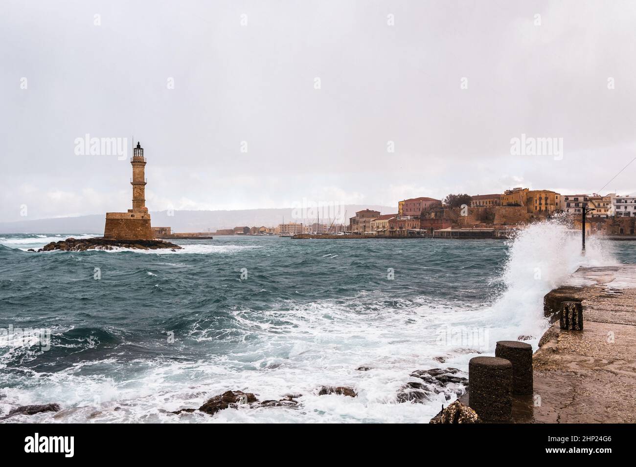 Temps de stromy et grandes vagues au phare du port vénitien dans la vieille ville de Chania à l'hiver - île de Crète, Grèce Banque D'Images