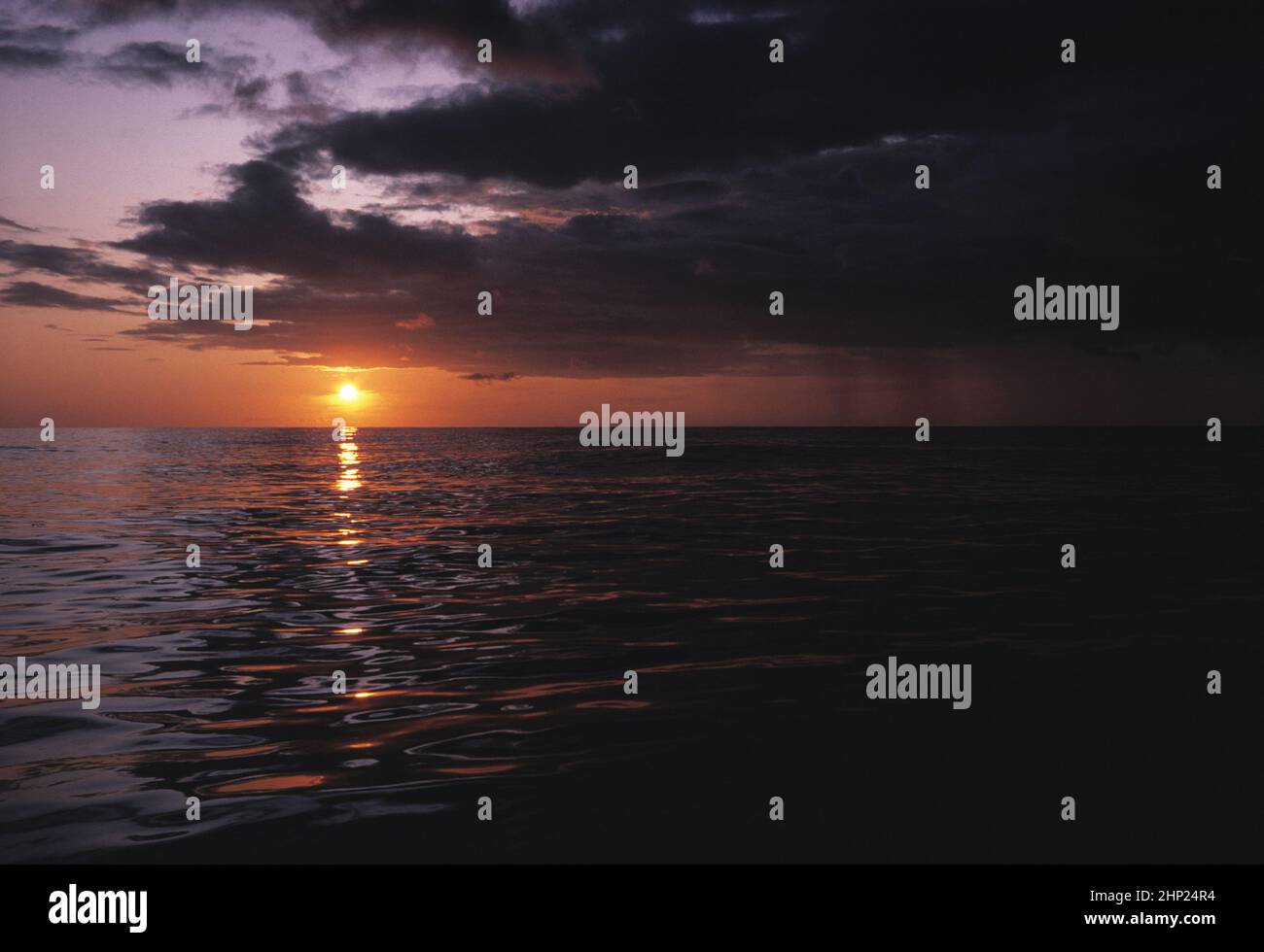 Australie. Lever de soleil orageux au-dessus de l'océan Pacifique. Banque D'Images