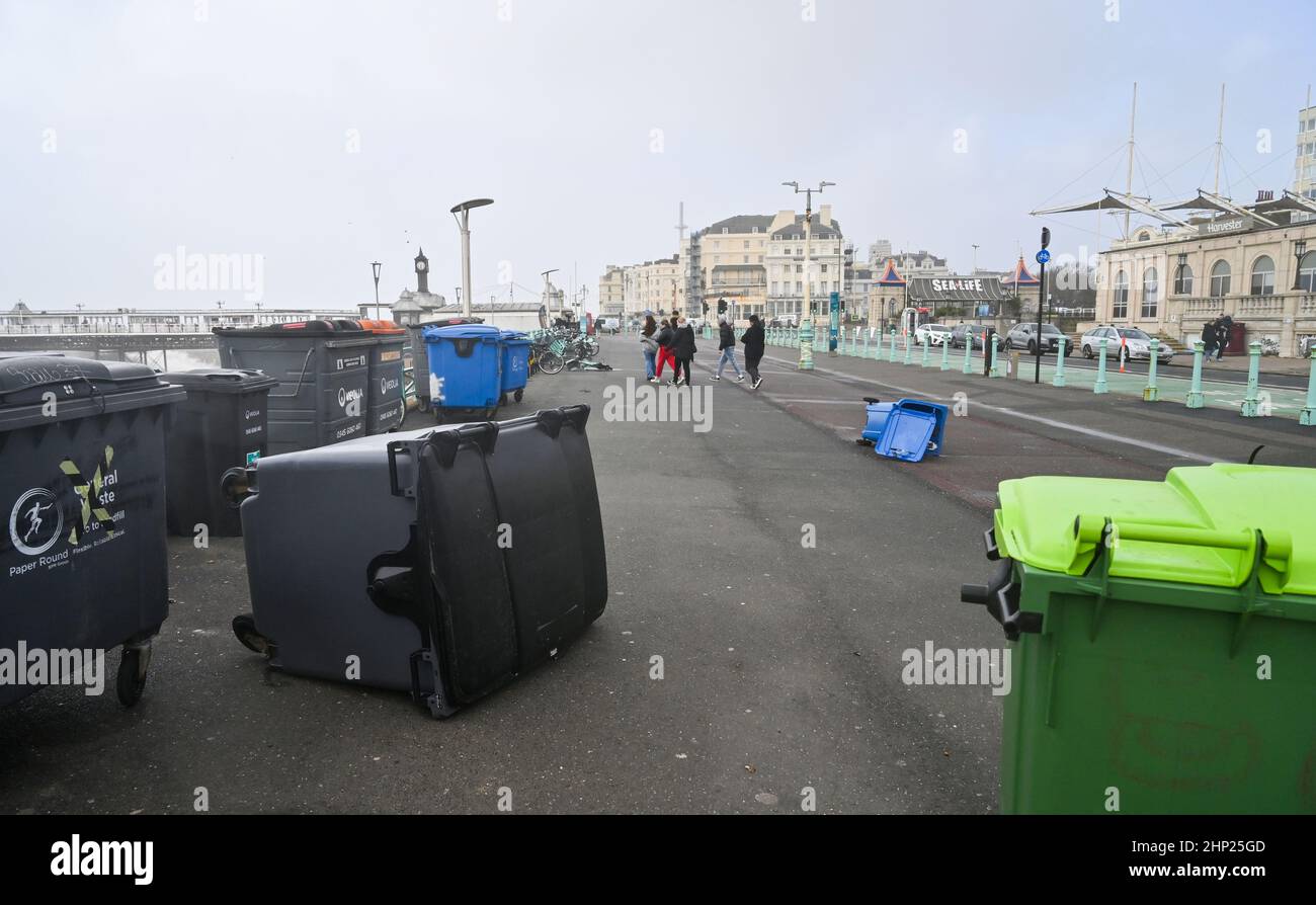Brighton , Royaume-Uni 18th février 2022 - des poubelles de bord de mer ont explosé à Brighton comme Storm Eunice Batters Grande-Bretagne aujourd'hui avec un avertissement rouge émis pour le Sud-Ouest et le Sud-est : Credit Simon Dack / Alay Live News Banque D'Images