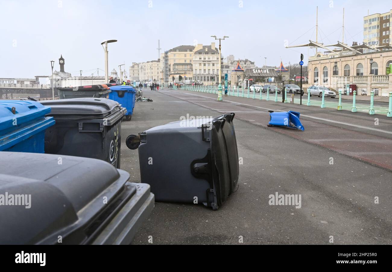 Brighton , Royaume-Uni 18th février 2022 - des poubelles de bord de mer ont explosé à Brighton comme Storm Eunice Batters Grande-Bretagne aujourd'hui avec un avertissement rouge émis pour le Sud-Ouest et le Sud-est : Credit Simon Dack / Alay Live News Banque D'Images